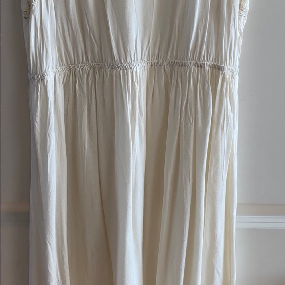 Gorgeous Flowy Dress with hints of lace - Picture 10 of 11